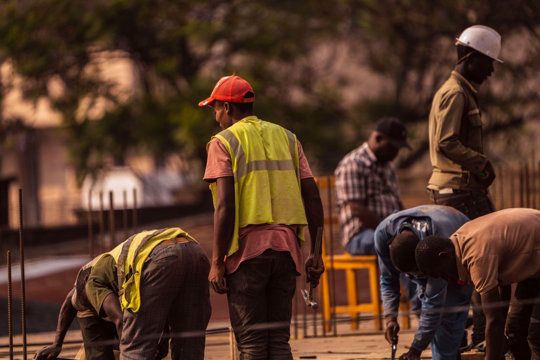 Ouvriers au travail sur un chantier de construction