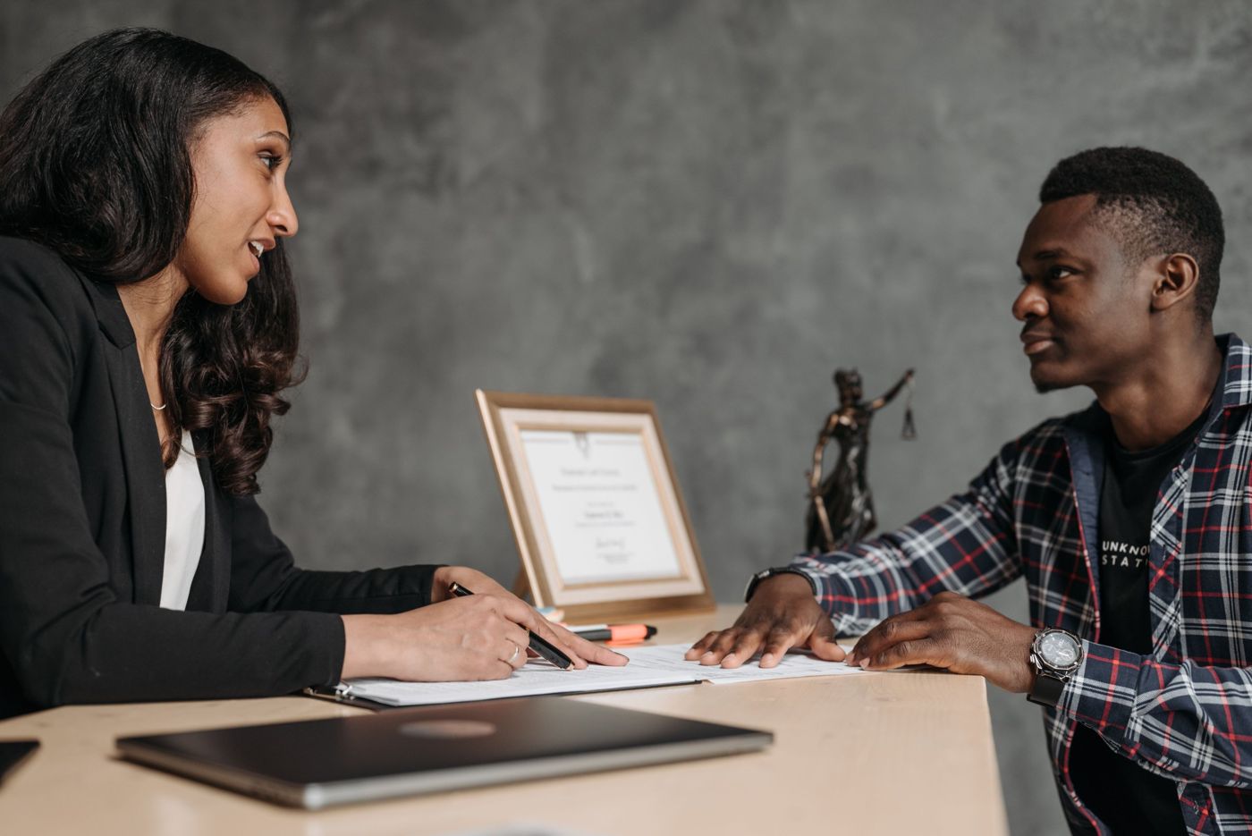 Une conseillère et un client relisent un contrat